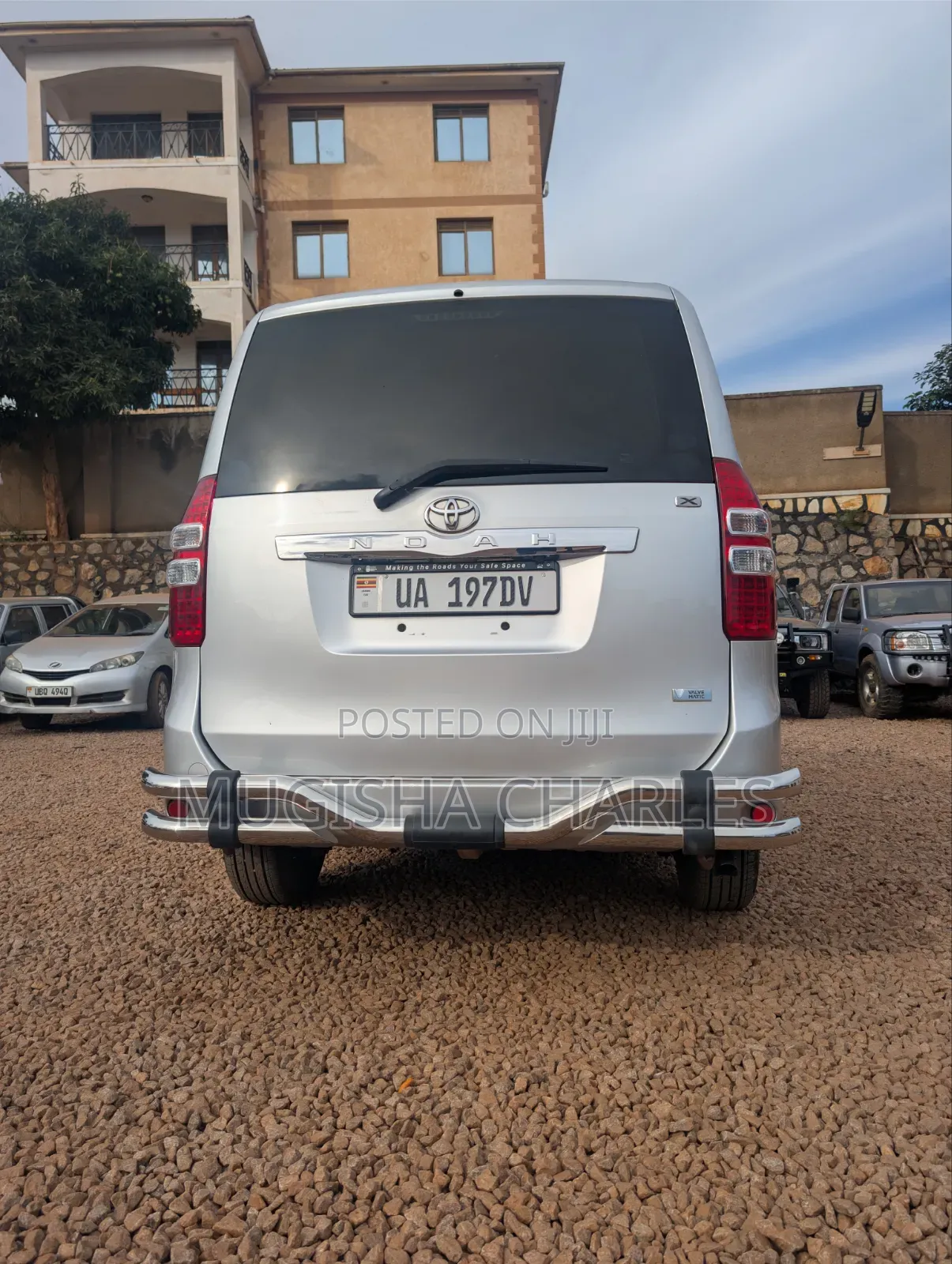 Toyota Noah 2.0 158hp AWD (8 Seater) 2011 Silver