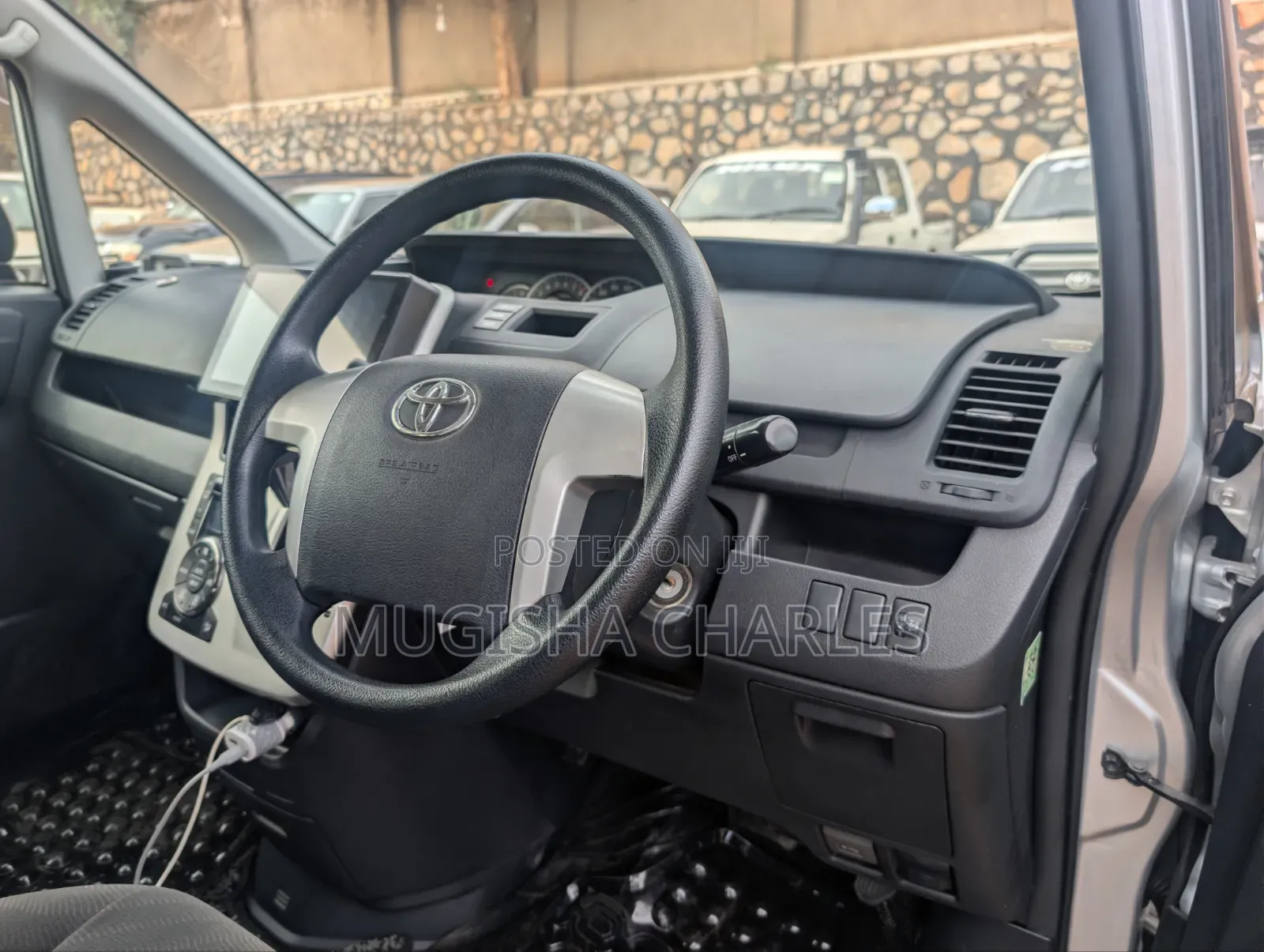 Toyota Noah 2.0 158hp AWD (8 Seater) 2011 Silver