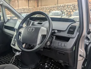 Toyota Noah 2.0 158hp AWD (8 Seater) 2011 Silver