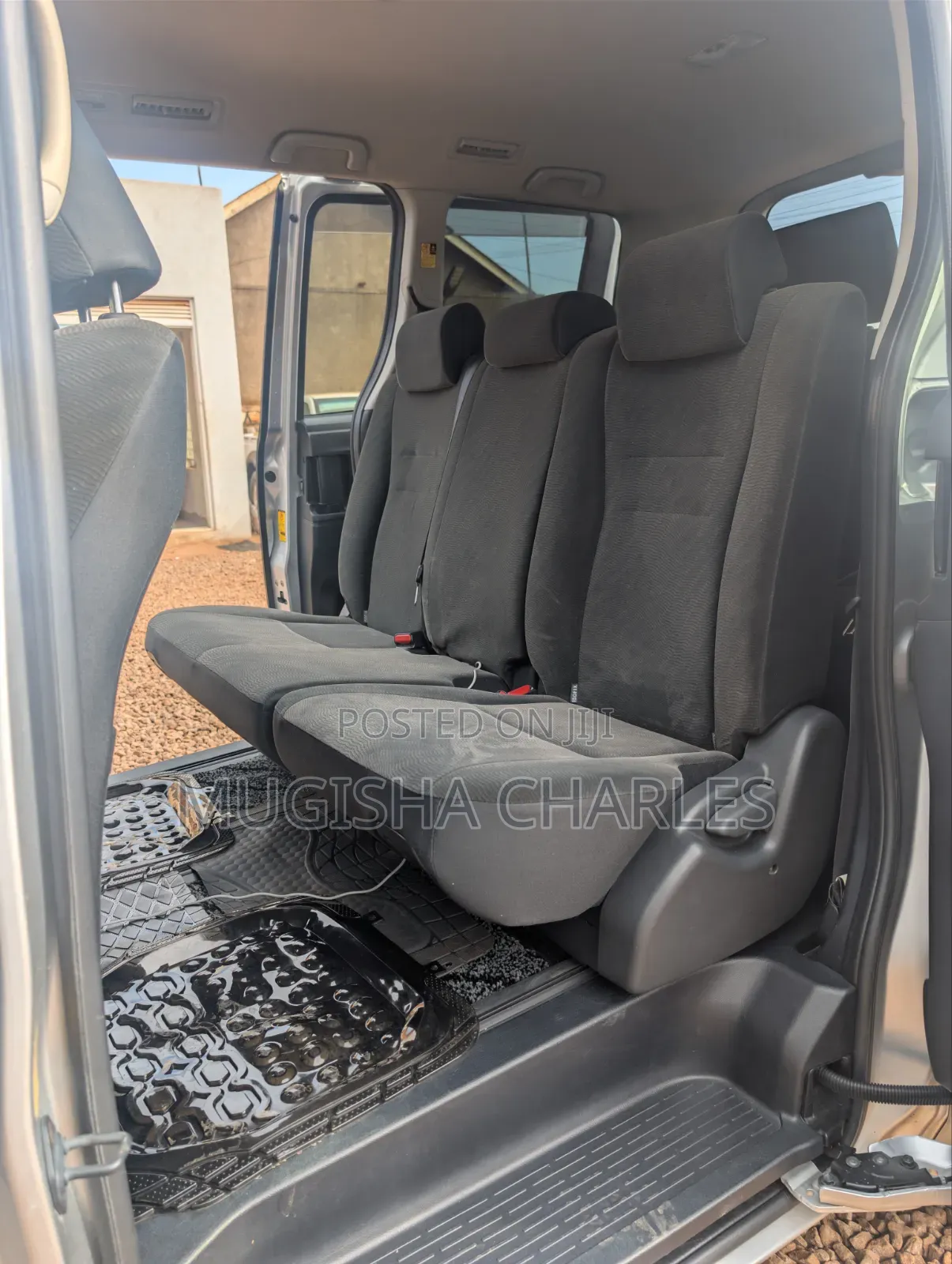 Toyota Noah 2.0 158hp AWD (8 Seater) 2011 Silver