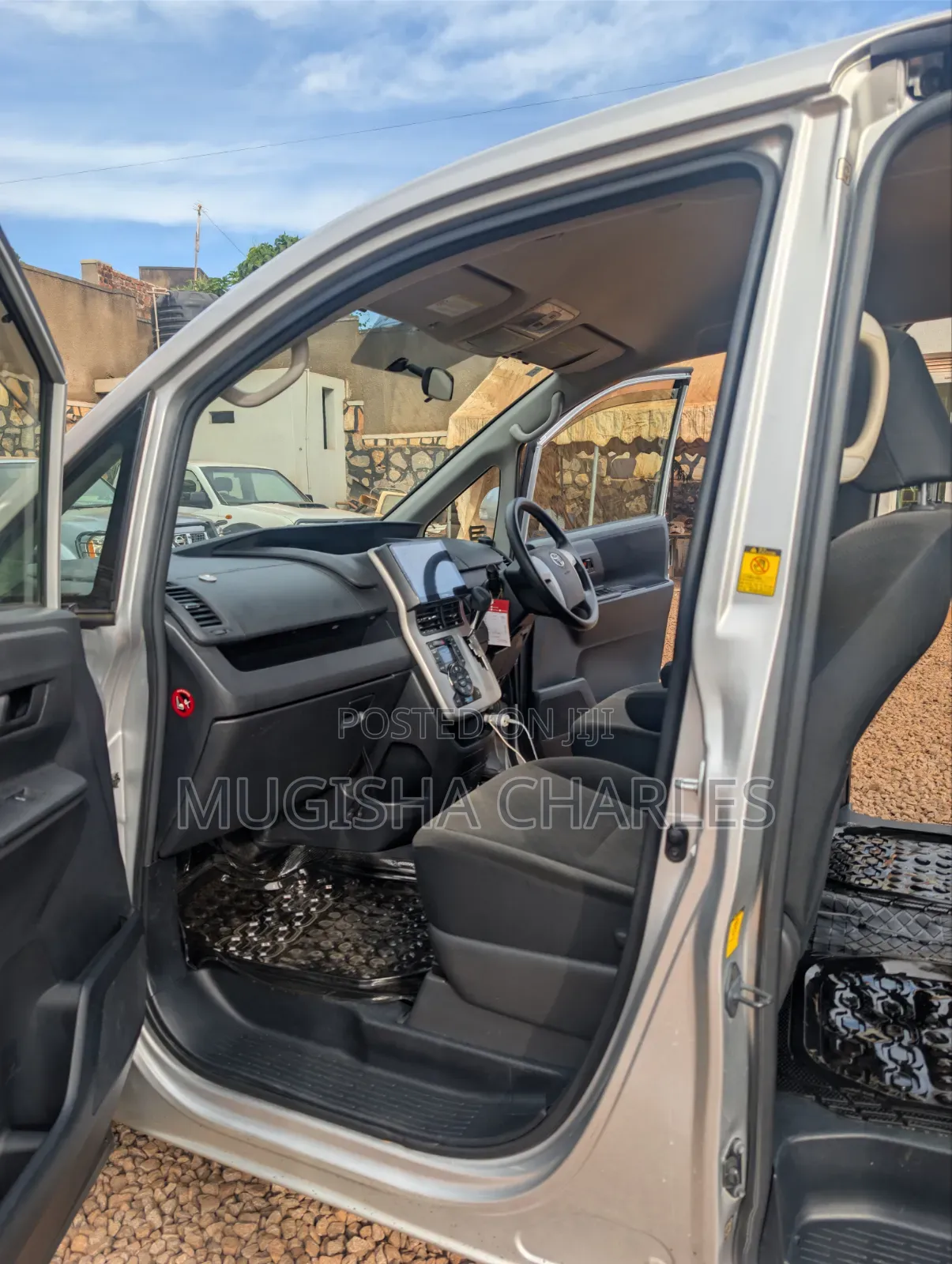 Toyota Noah 2.0 158hp AWD (8 Seater) 2011 Silver