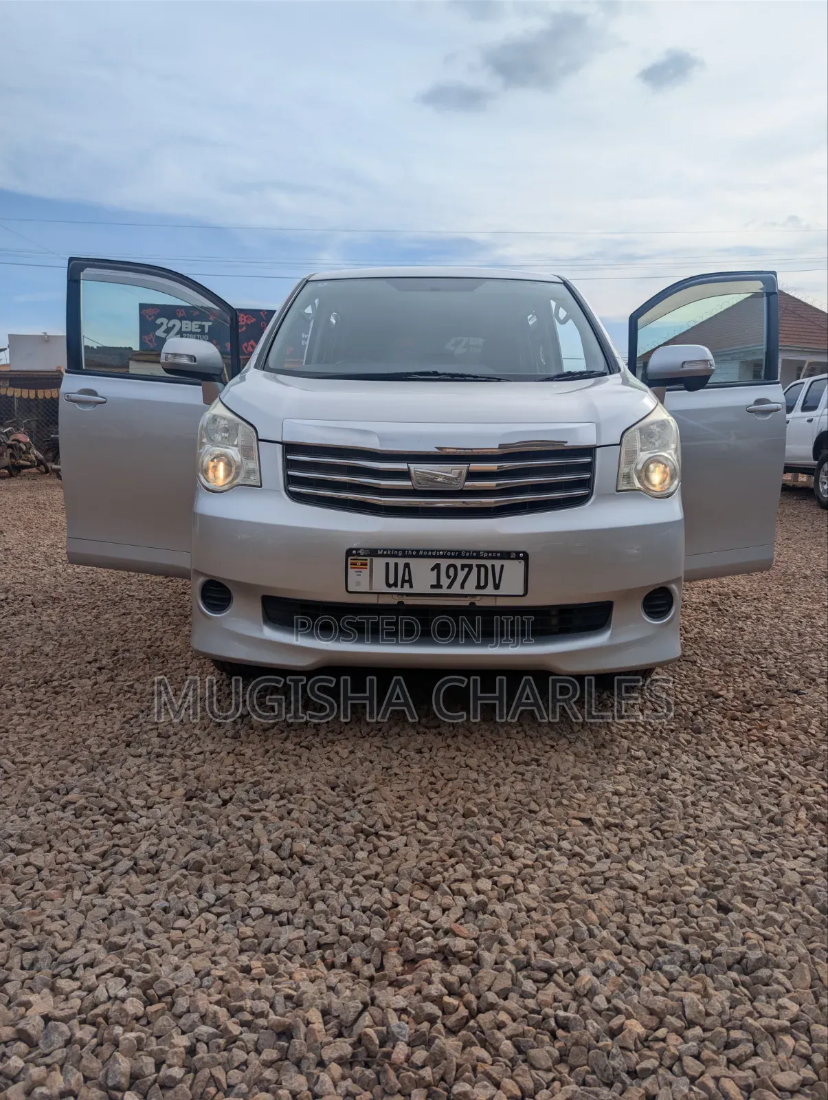 Toyota Noah 2.0 158hp AWD (8 Seater) 2011 Silver