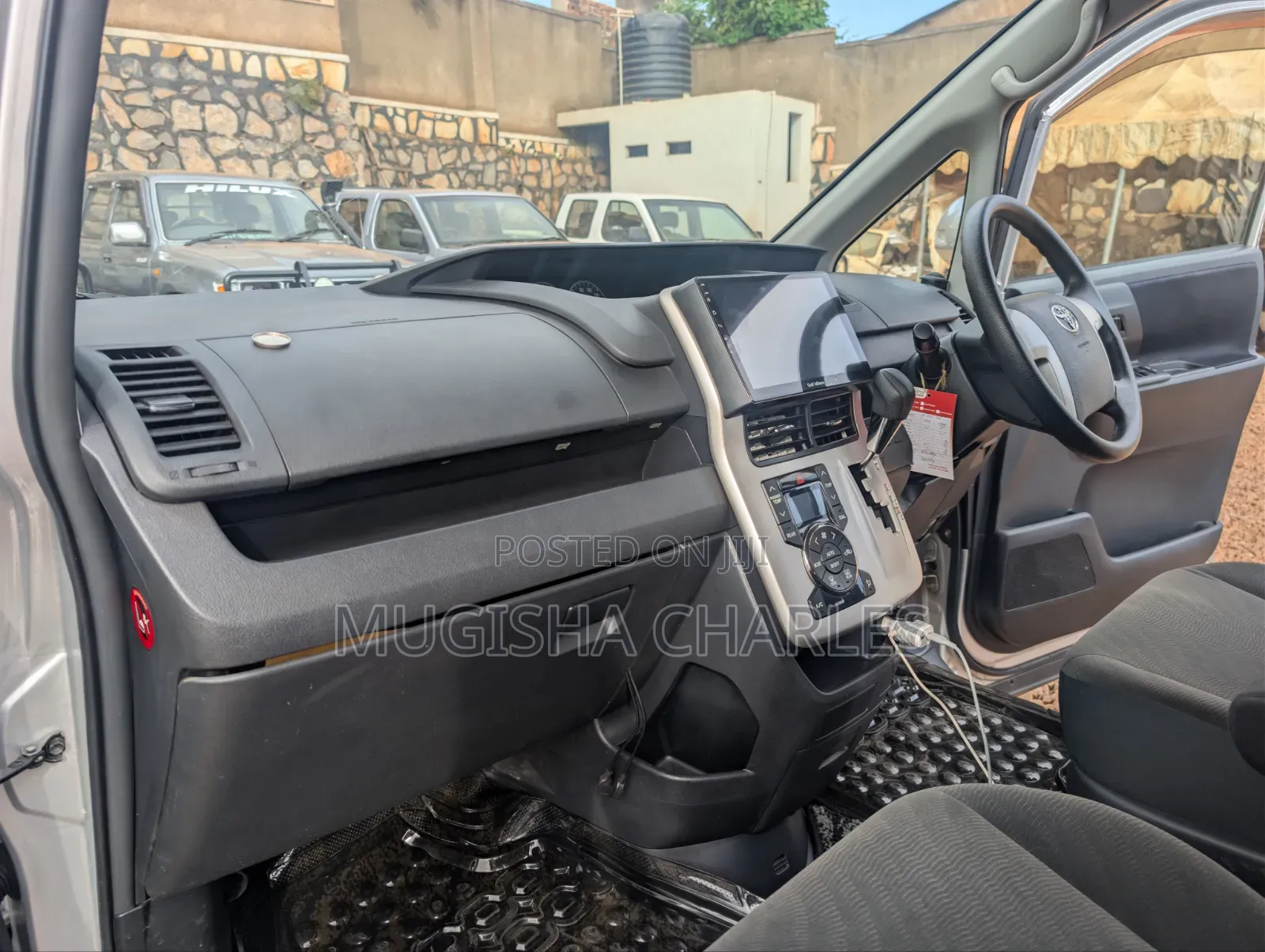 Toyota Noah 2.0 158hp AWD (8 Seater) 2011 Silver