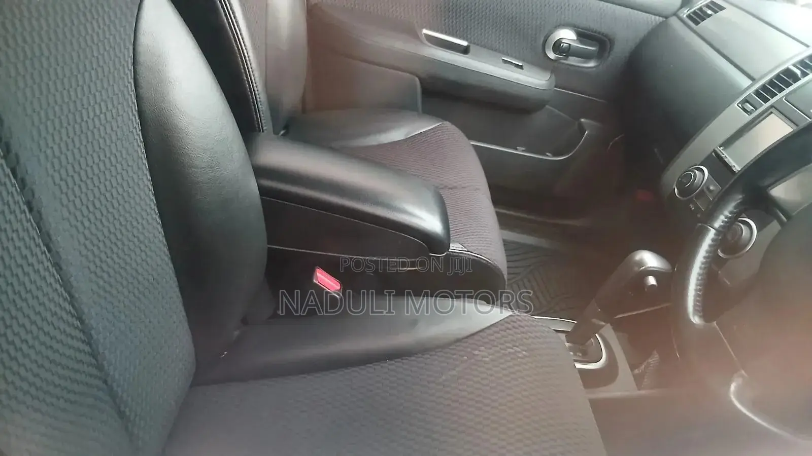 Nissan Tiida 2010 Silver