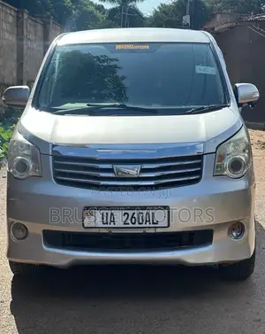Toyota Noah 2.0 158hp FWD (7 Seater) 2011 Silver