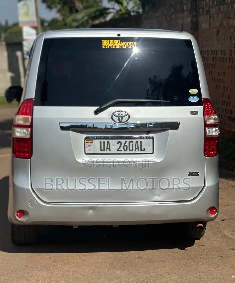 Toyota Noah 2.0 158hp FWD (7 Seater) 2011 Silver