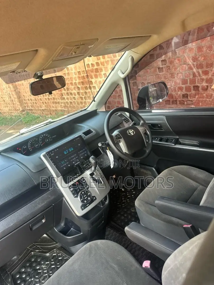 Toyota Noah 2.0 158hp FWD (7 Seater) 2011 Silver