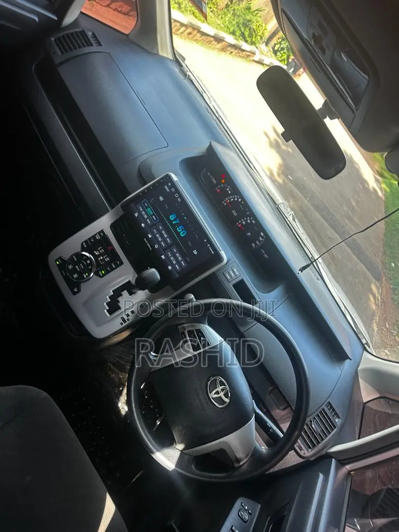 Toyota Noah 2.0 158hp FWD (7 Seater) 2011 Silver