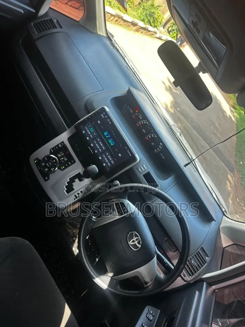 Toyota Noah 2.0 158hp FWD (7 Seater) 2011 Silver