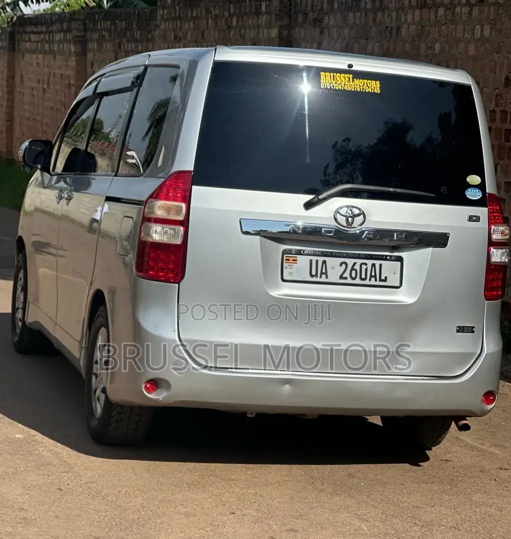 Toyota Noah 2.0 158hp FWD (7 Seater) 2011 Silver