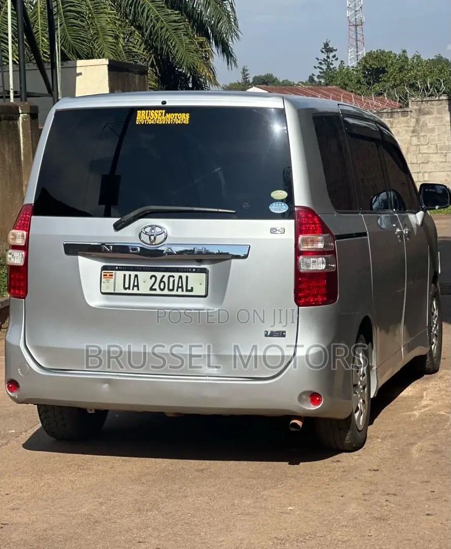 Toyota Noah 2.0 158hp FWD (7 Seater) 2011 Silver