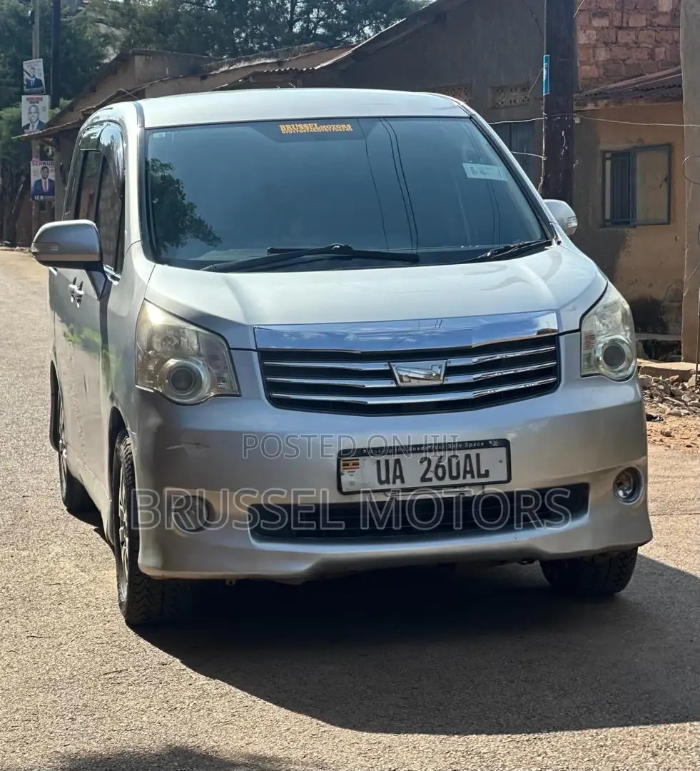 Toyota Noah 2.0 158hp FWD (7 Seater) 2011 Silver