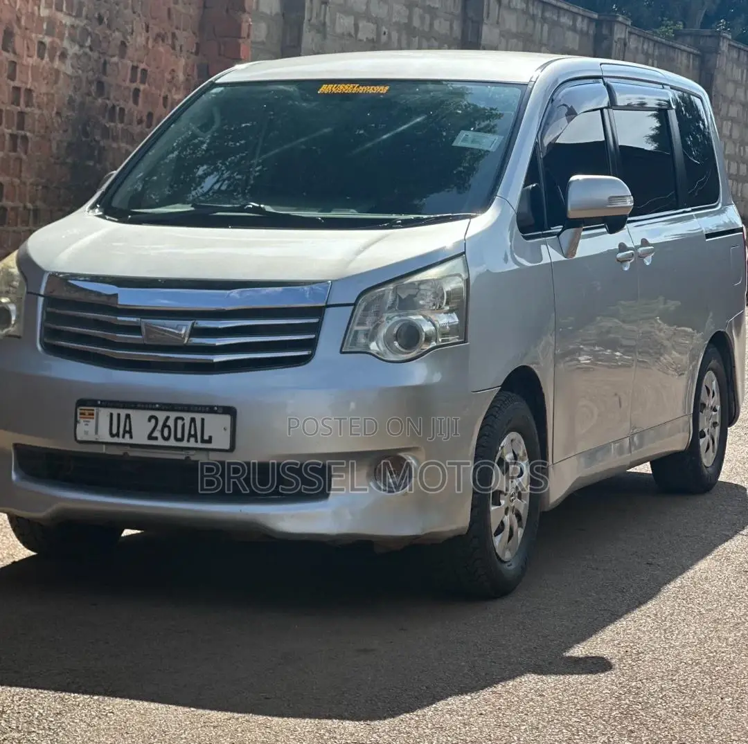 Toyota Noah 2.0 158hp FWD (7 Seater) 2011 Silver