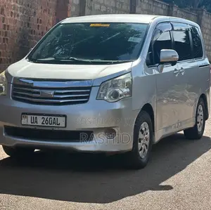 Toyota Noah 2.0 158hp FWD (7 Seater) 2011 Silver