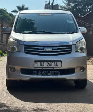 Toyota Noah 2.0 158hp FWD (7 Seater) 2011 Silver