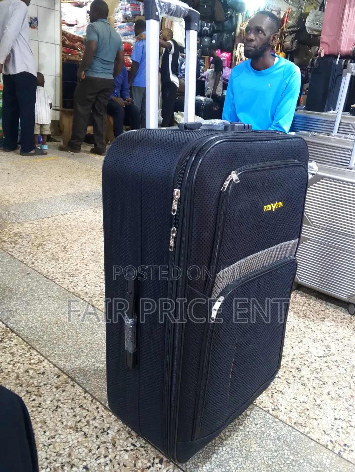 Low Budget Suitcases. Large ( Black)