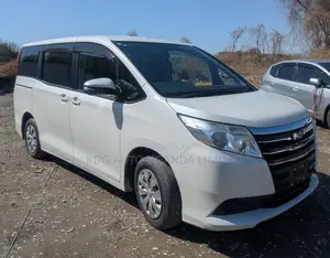 Toyota Noah 2.0 FWD (7 Seater) 2014 Pearl