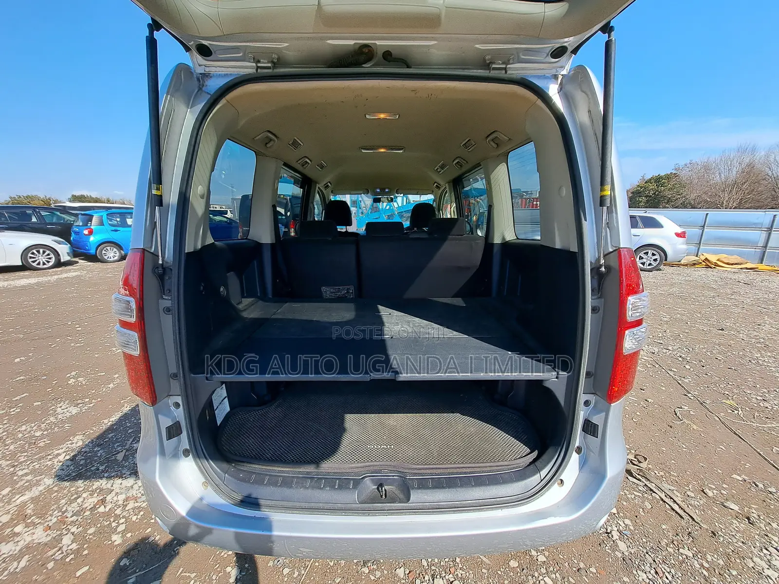 Toyota Noah 2.0 143hp YY FWD (5 Seater) 2011 Silver