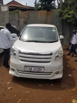 Toyota Noah 2.0 143hp AWD (7 Seater) 2010 White