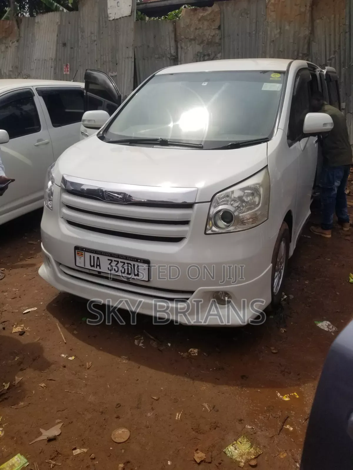 Toyota Noah 2.0 143hp AWD (7 Seater) 2010 White