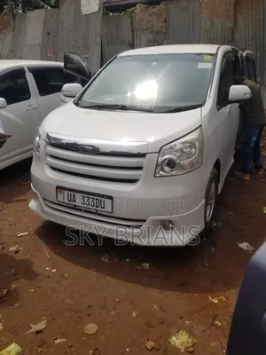 Toyota Noah 2.0 143hp AWD (7 Seater) 2010 White
