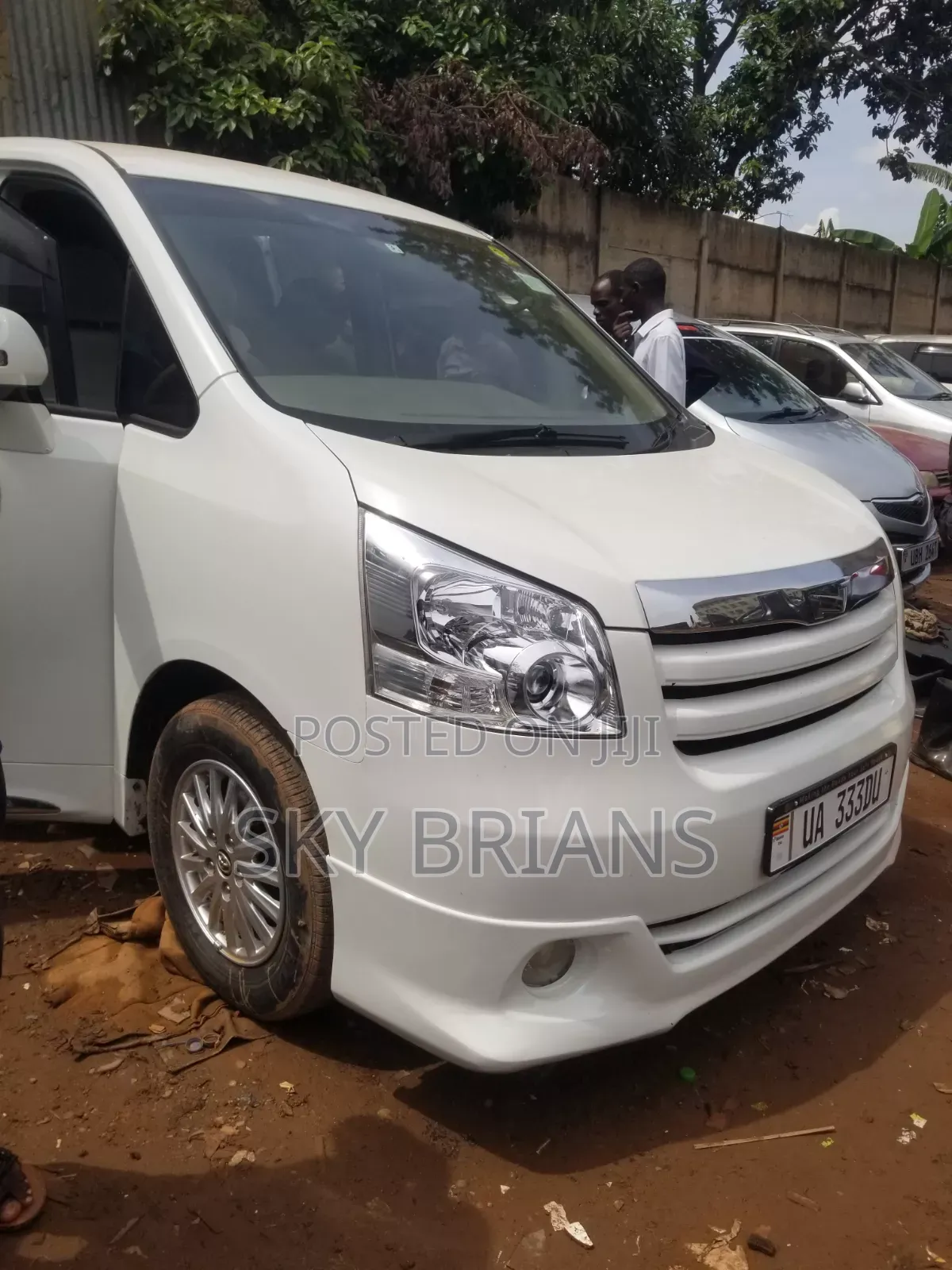 Toyota Noah 2.0 143hp AWD (7 Seater) 2010 White