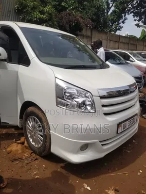 Toyota Noah 2.0 143hp AWD (7 Seater) 2010 White