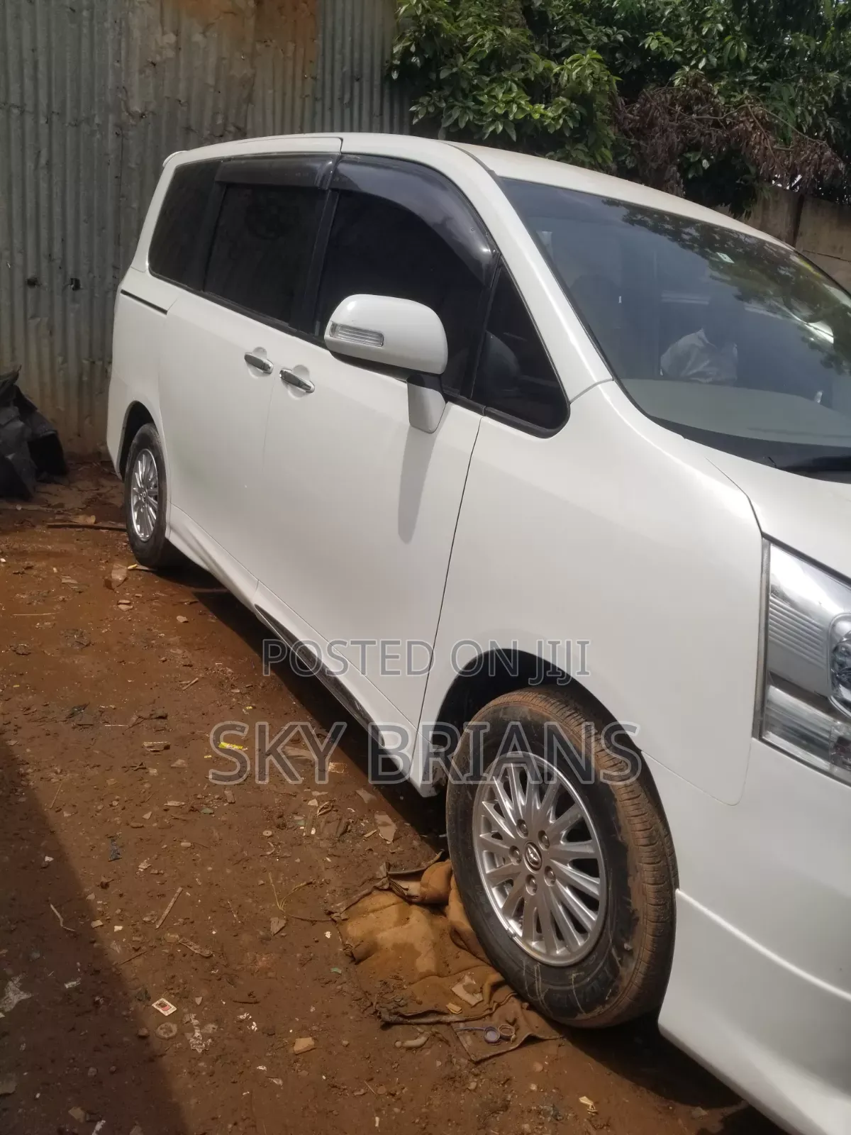 Toyota Noah 2.0 143hp AWD (7 Seater) 2010 White