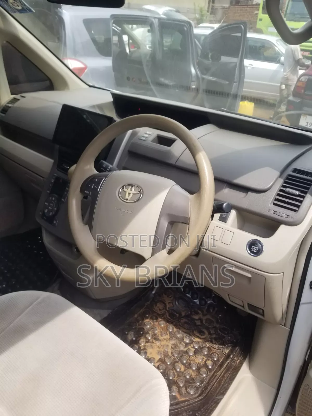 Toyota Noah 2.0 143hp AWD (7 Seater) 2010 White