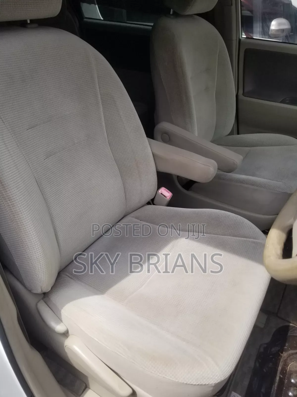 Toyota Noah 2.0 143hp AWD (7 Seater) 2010 White