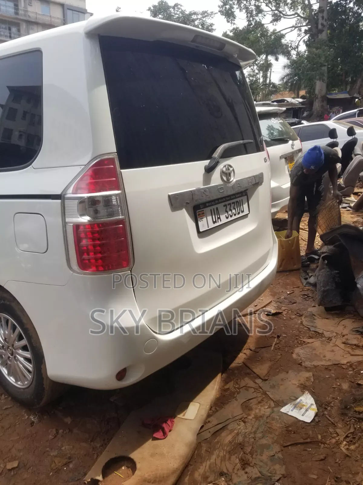 Toyota Noah 2.0 143hp AWD (7 Seater) 2010 White