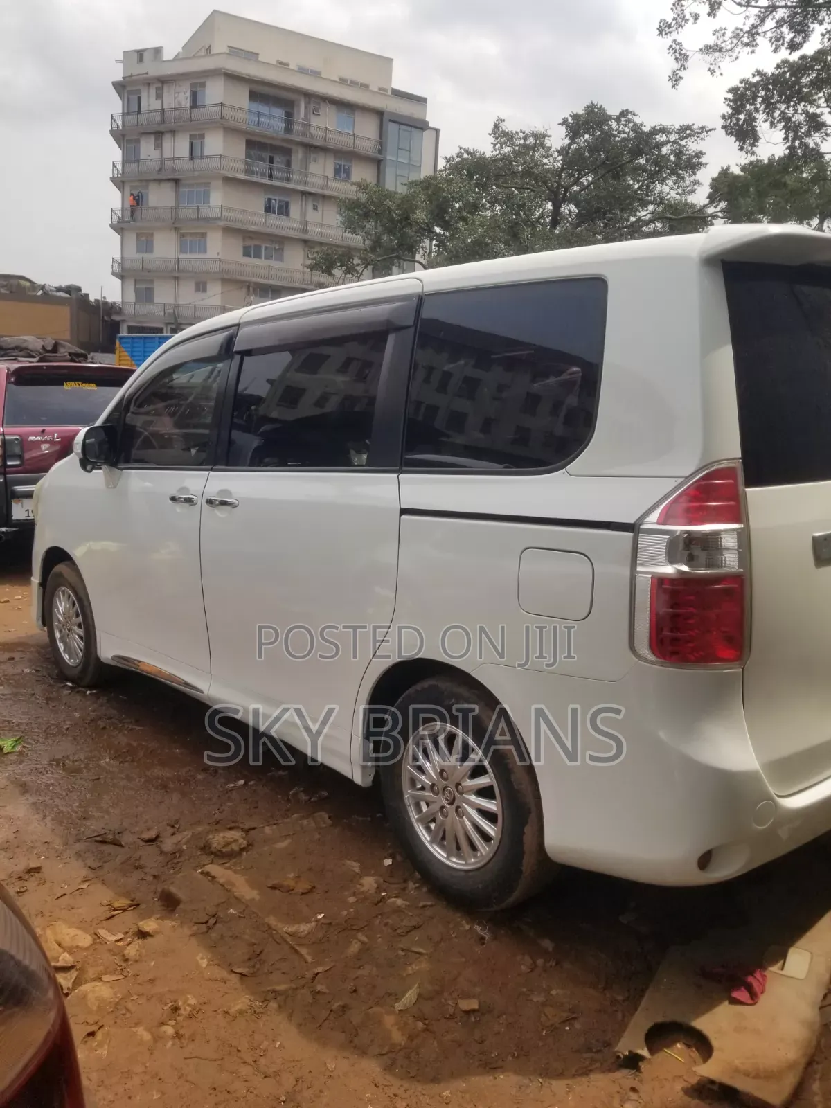 Toyota Noah 2.0 143hp AWD (7 Seater) 2010 White