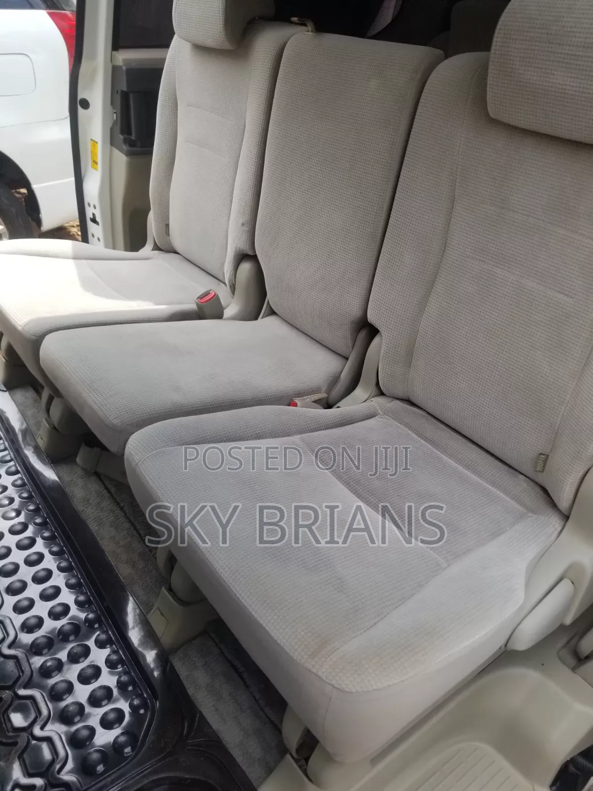 Toyota Noah 2.0 143hp AWD (7 Seater) 2010 White