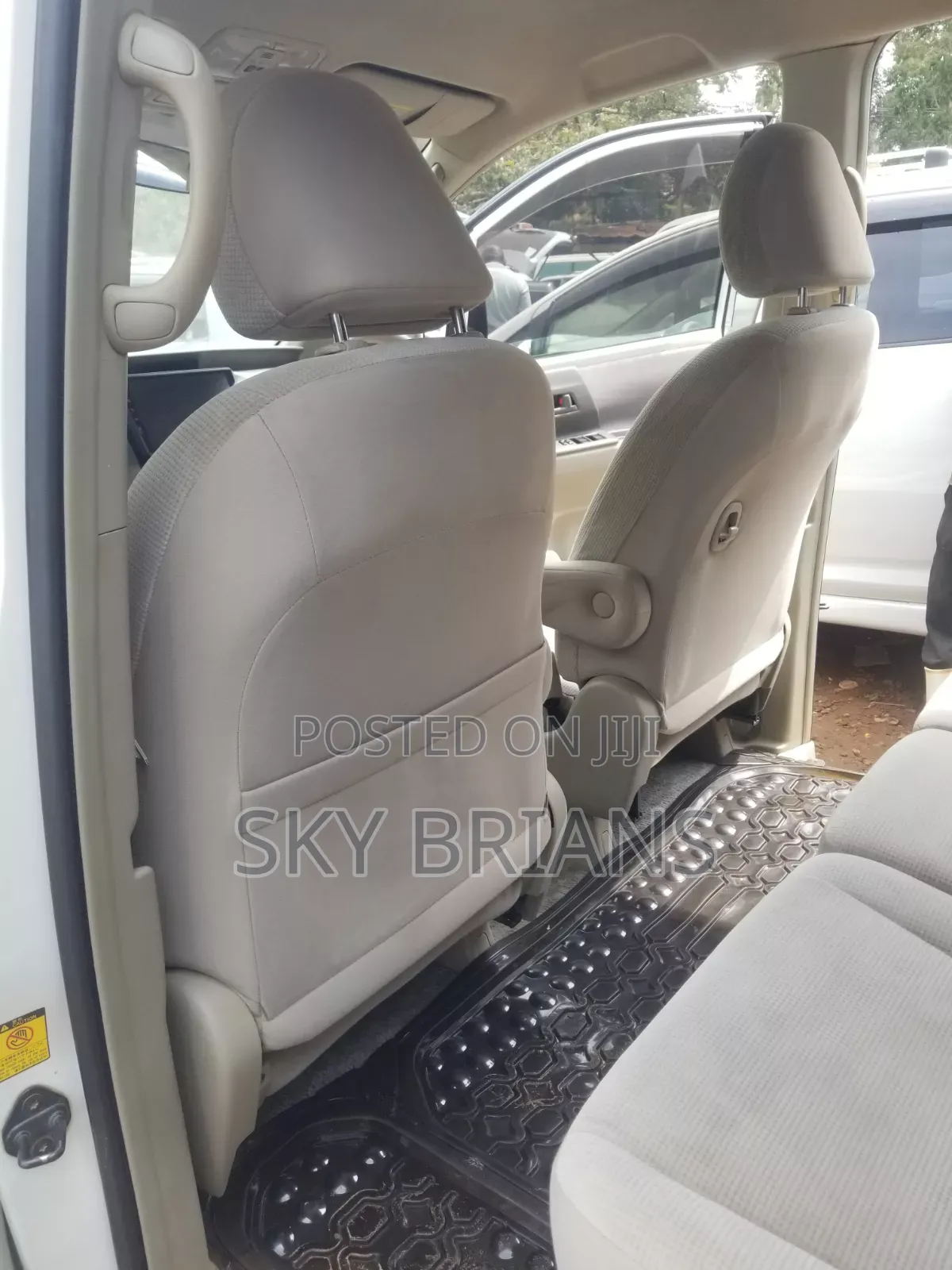 Toyota Noah 2.0 143hp AWD (7 Seater) 2010 White