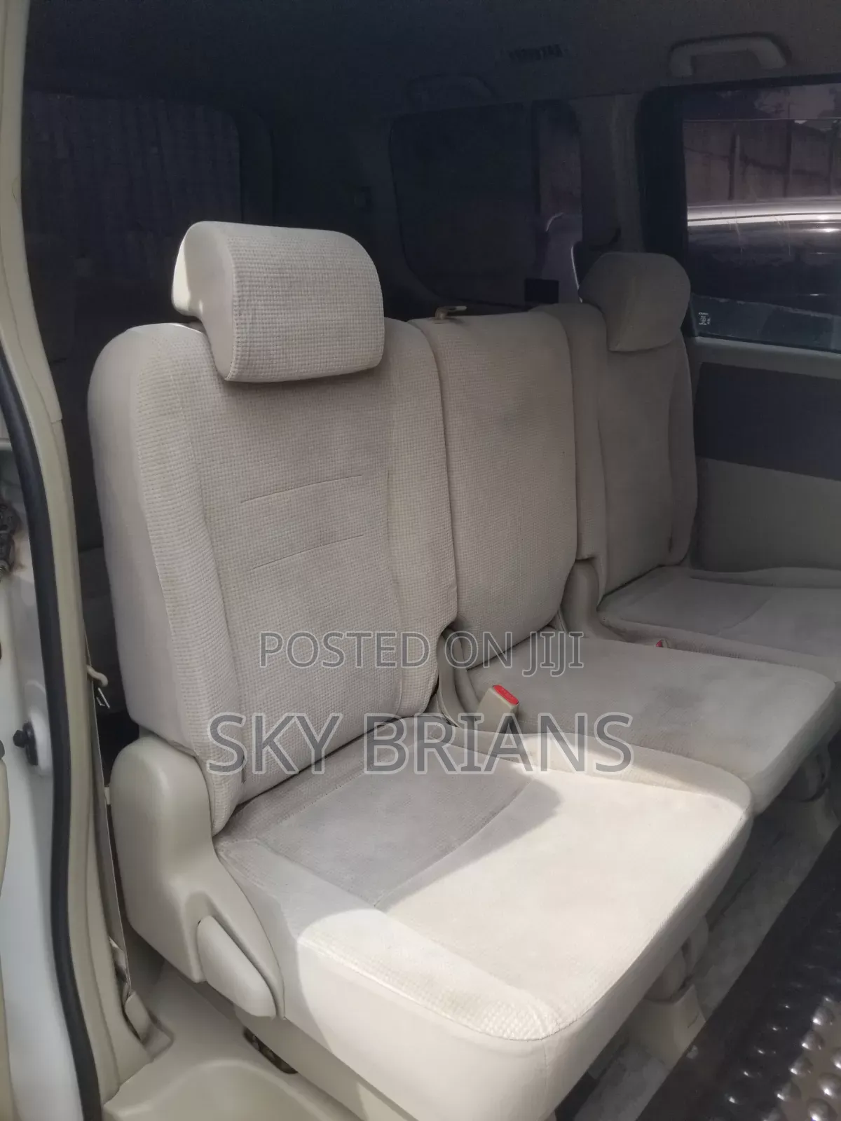 Toyota Noah 2.0 143hp AWD (7 Seater) 2010 White