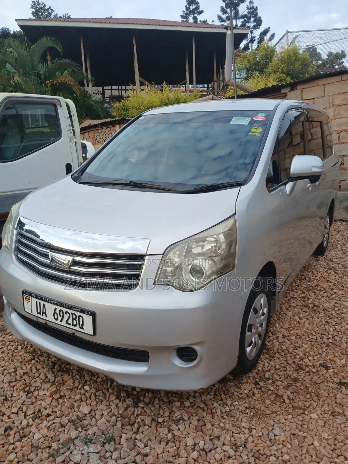 Toyota Noah 2.0 158hp AWD (7 Seater) 2010 Silver