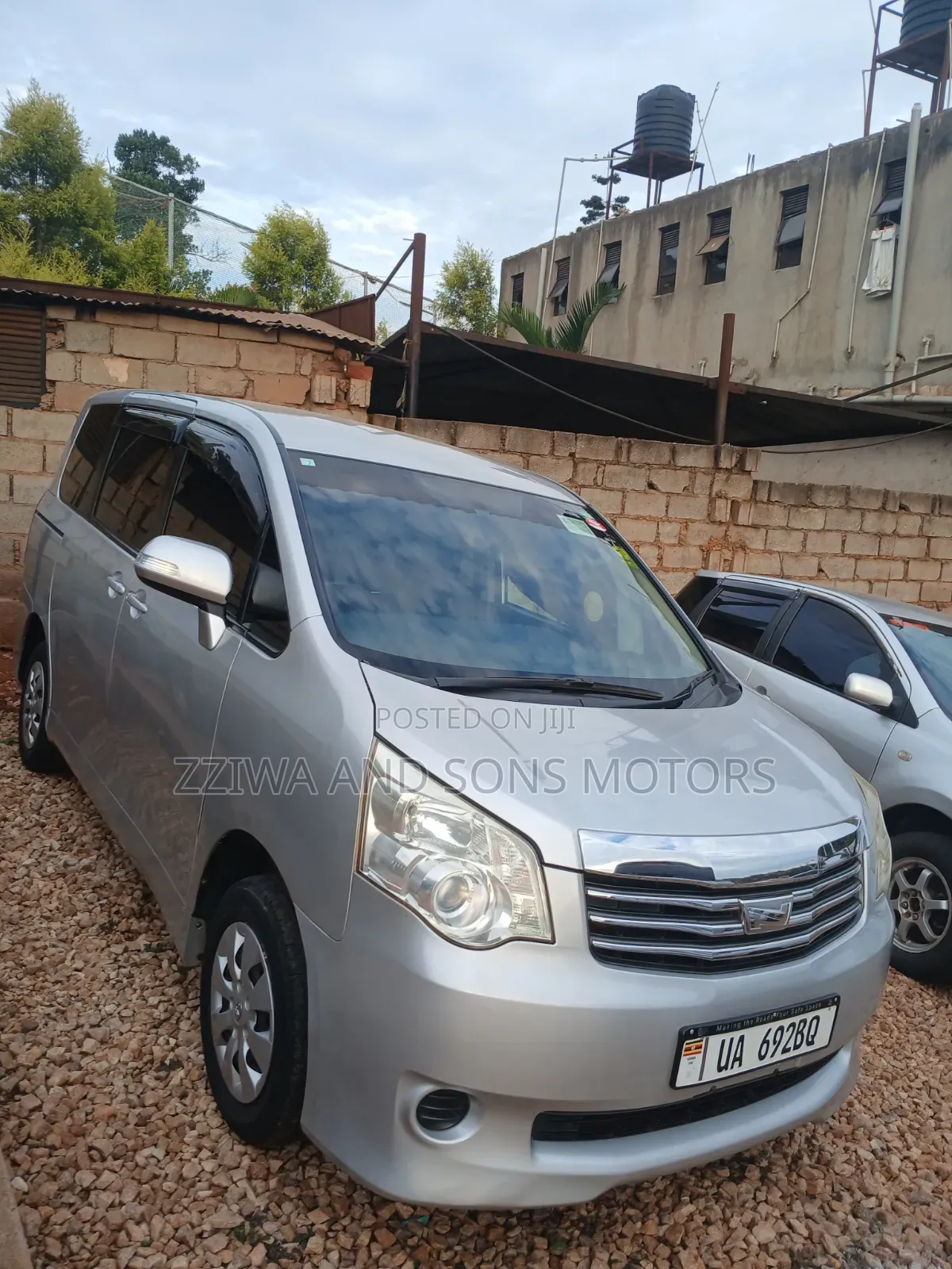 Toyota Noah 2.0 158hp AWD (7 Seater) 2010 Silver