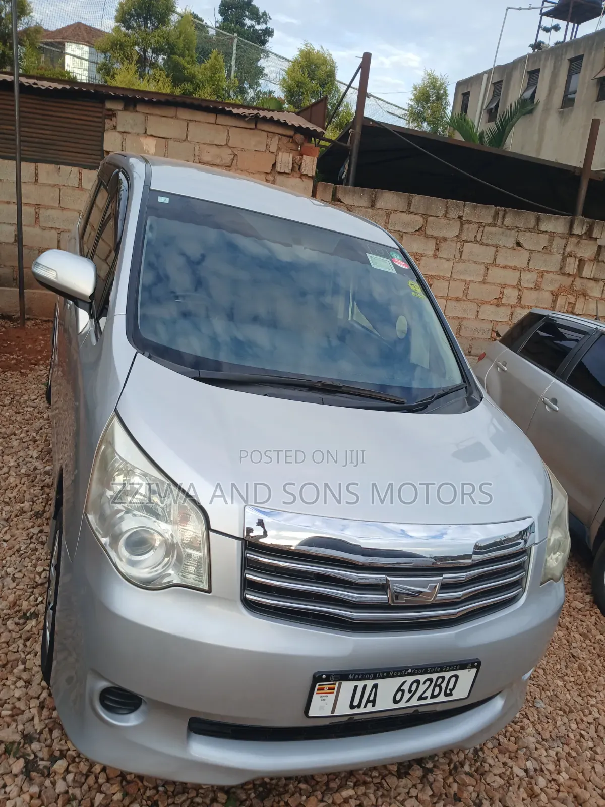 Toyota Noah 2.0 158hp AWD (7 Seater) 2010 Silver