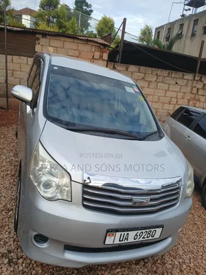 Toyota Noah 2.0 158hp AWD (7 Seater) 2010 Silver