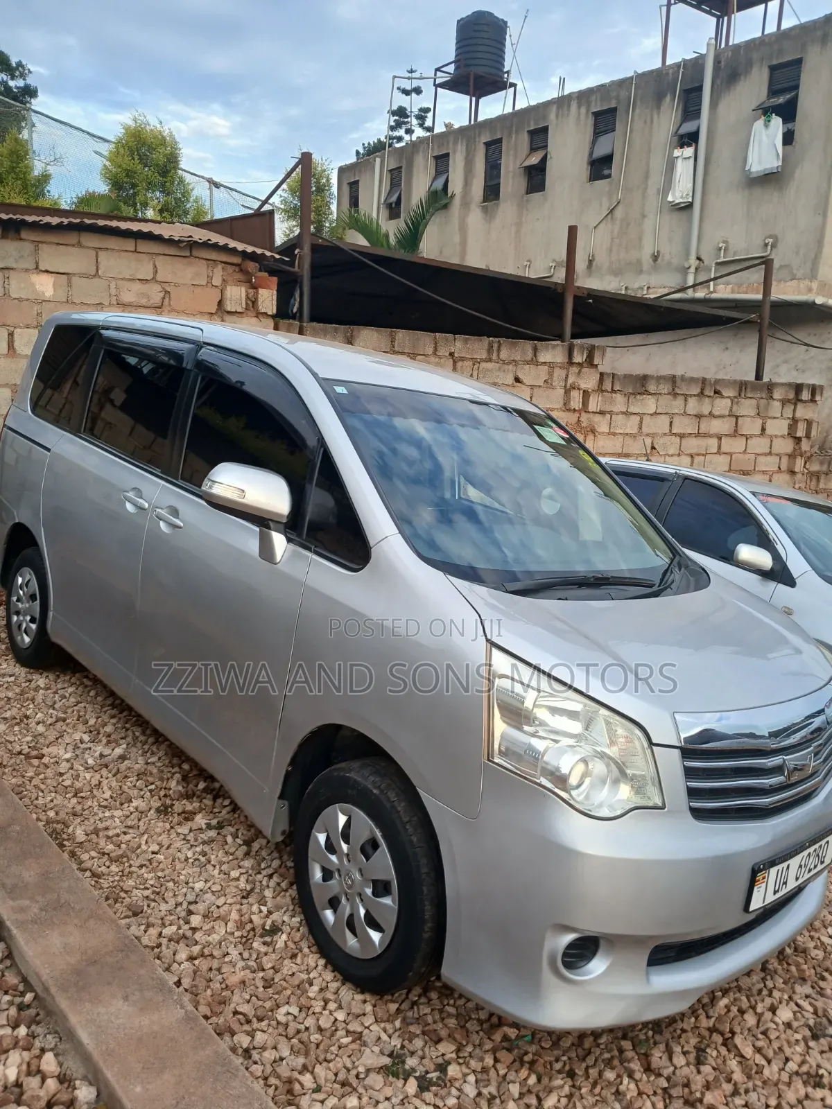 Toyota Noah 2.0 158hp AWD (7 Seater) 2010 Silver