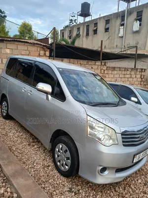 Toyota Noah 2.0 158hp AWD (7 Seater) 2010 Silver