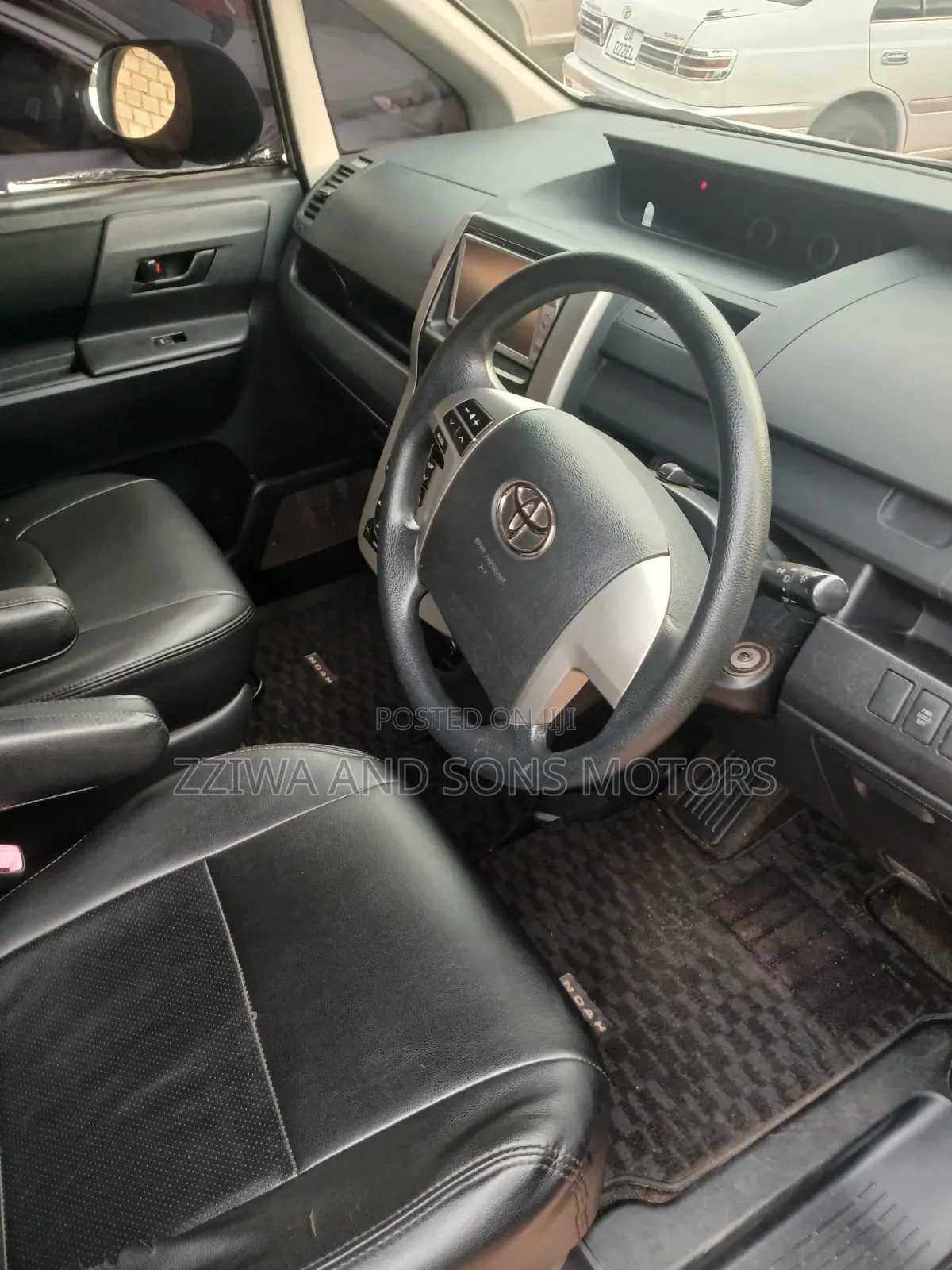 Toyota Noah 2.0 158hp AWD (7 Seater) 2010 Silver
