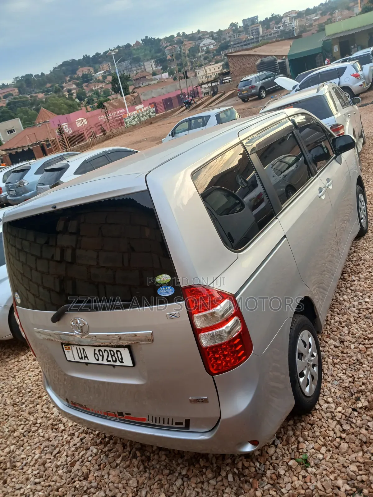 Toyota Noah 2.0 158hp AWD (7 Seater) 2010 Silver