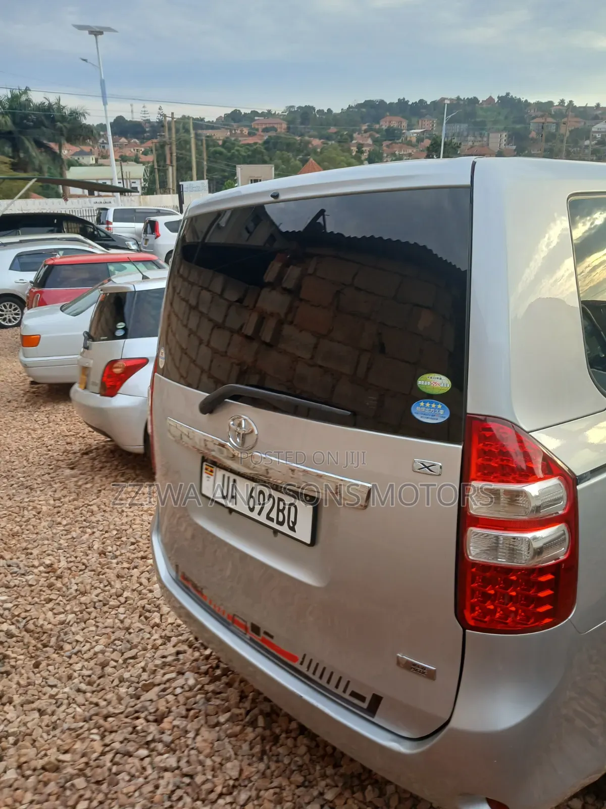 Toyota Noah 2.0 158hp AWD (7 Seater) 2010 Silver