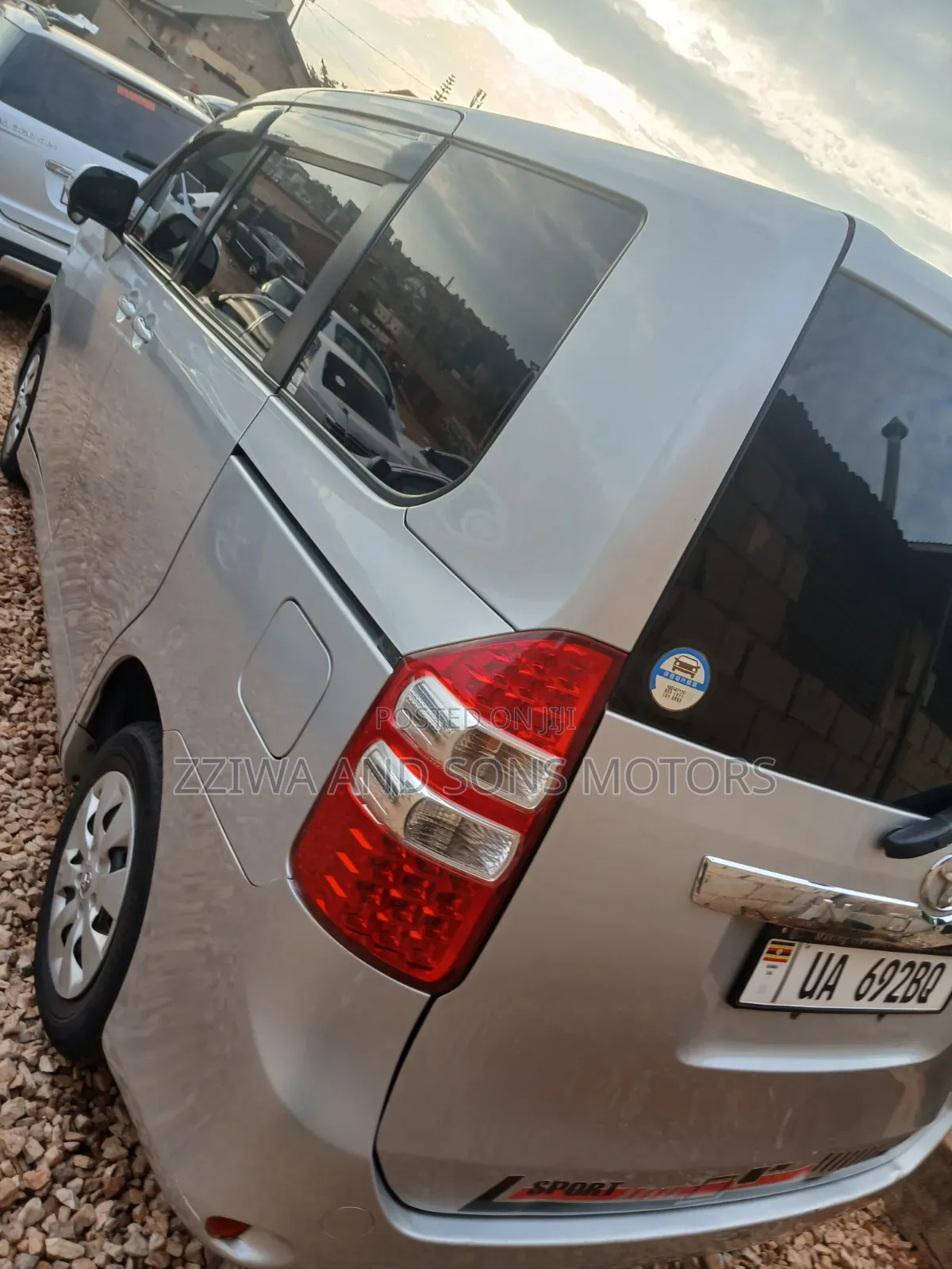 Toyota Noah 2.0 158hp AWD (7 Seater) 2010 Silver