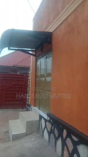 Furnished 5bdrm House in Kyebando, Wakiso / Wakiso for sale