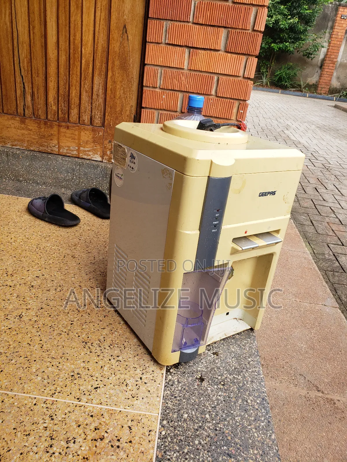 Dispenser for Cooling an Warming Drinking Water