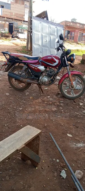 TVS HLX 125 2021 Red