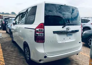 Toyota Noah 2.0 143hp AWD (8 Seater) 2013 White