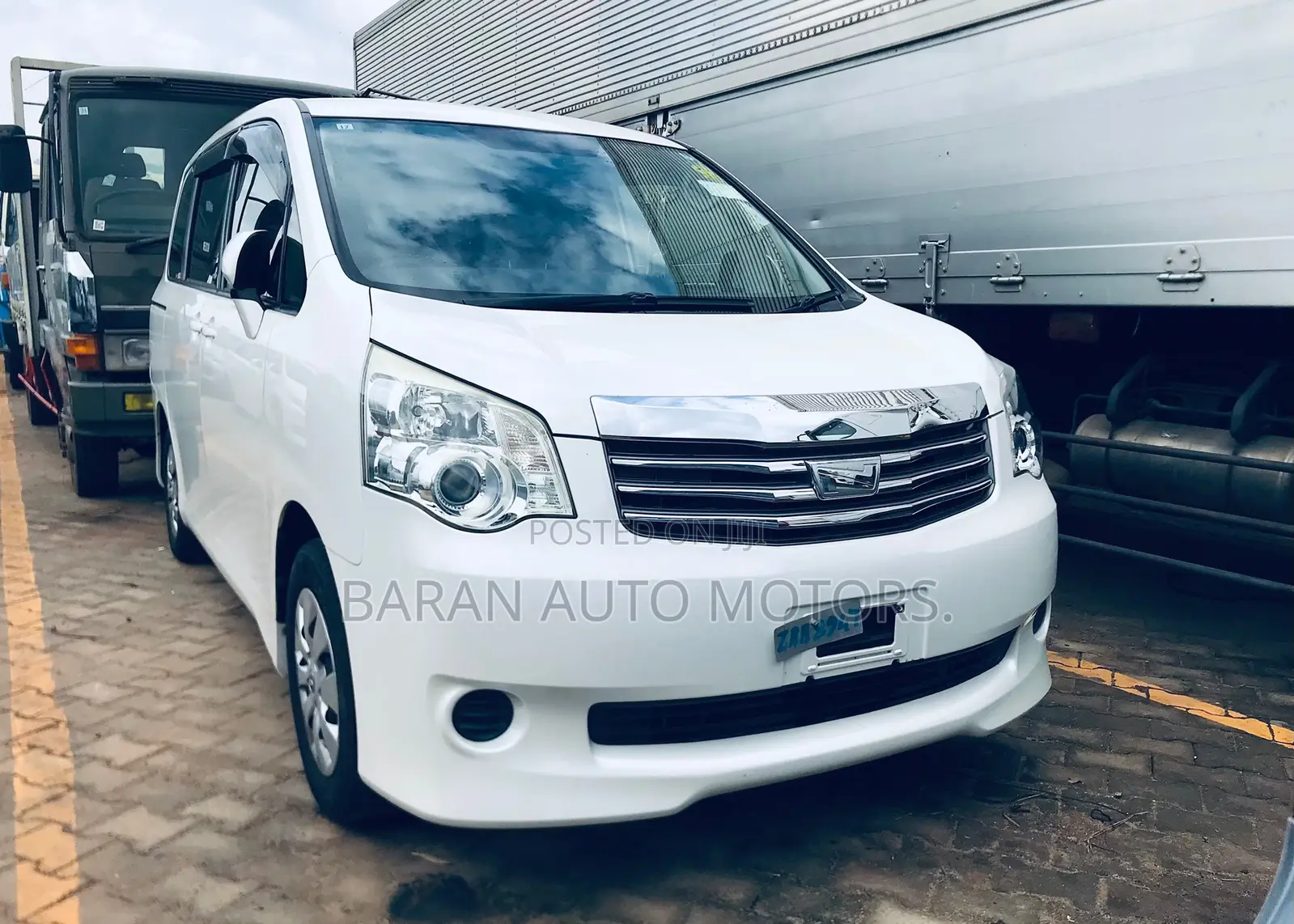 Toyota Noah 2.0 143hp AWD (8 Seater) 2013 White